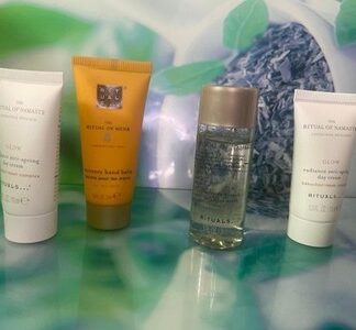 RITUALS Reisegrößen Set Namaste Glow & Mehr Handbalsam Pflege 4tlg