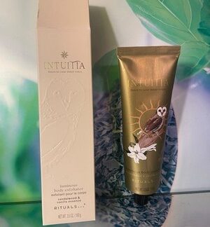 RITUALS Intuitia Luminous Body Exfoliator – Sandelholz & Vanille | 100 g Peeling